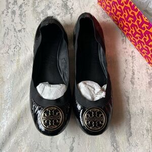 Tory Burch Caroline black patent gold naplak elastic ballet flat